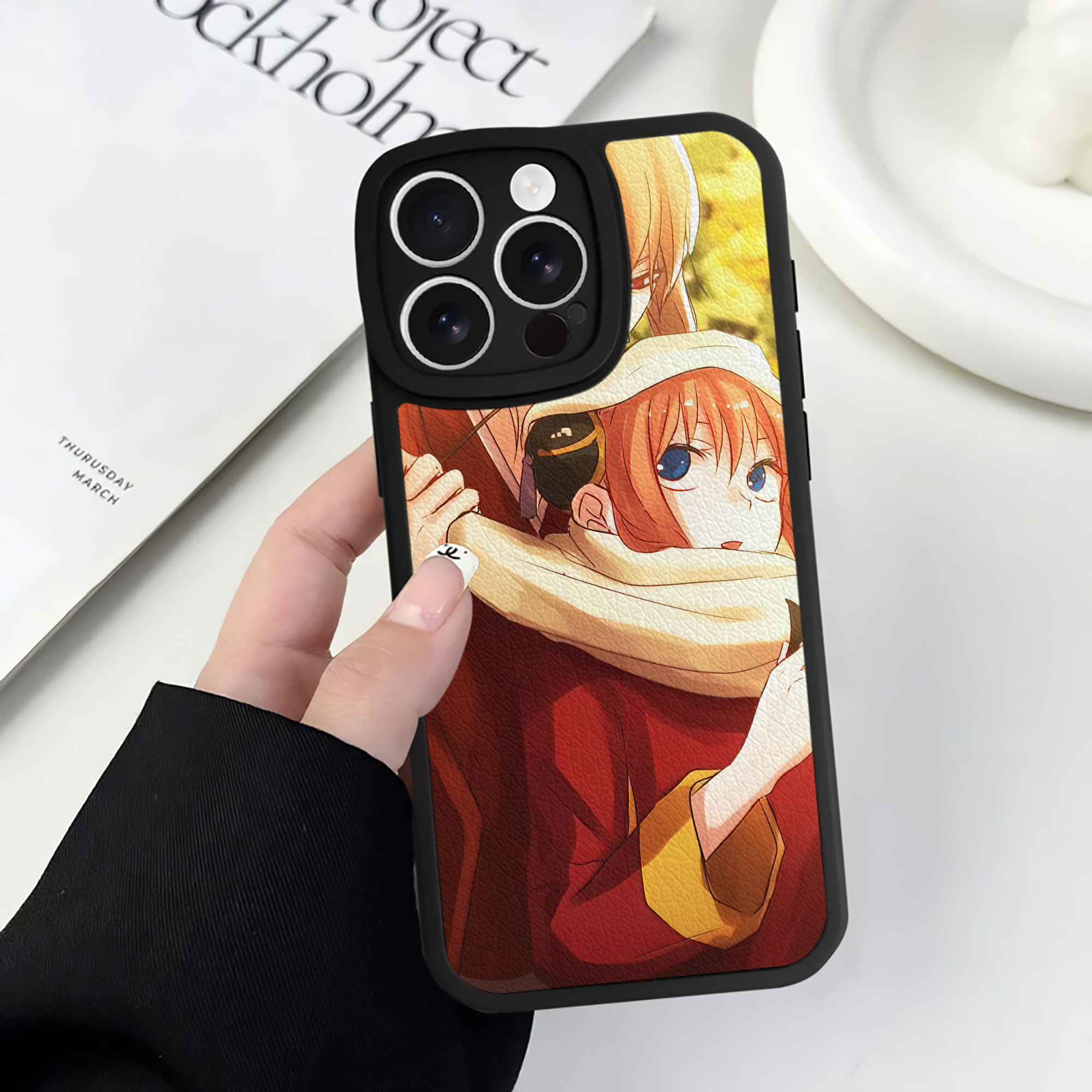 （画像用） ぎんたま 坂田銀時（さかたぎんとき） 神楽 志村新八（しむら しんぱち） GINTAMA Sakata Gintoki Kagura Shimura Shinpachi 【iPhone 16シリーズ対応】シリコンスマホケース（レザー調） 材質：シリコン